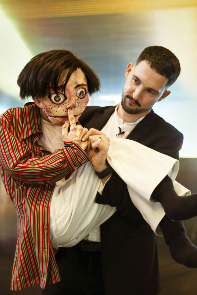 Vieldeutiges Markenzeichen. Nikolaus Habjan verhalf den Puppen zu einem regelrechten Theater-Revival. Für „Wo die wilden Kerle wohnen“ arbeitete er mit dem spanischen Puppenbauer Bruno Belil zusammen. Links: Die Puppenköpfe der wilden Kerle. Rechts: der Regisseur mit Puppe Max.