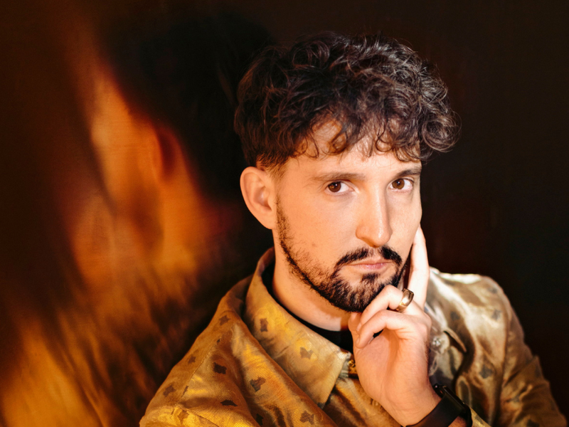 Der gebürtige Grazer studierte Musiktheaterregie und beschäftigte sich schon früh mit Puppenspiel, das er bis heute in viele seiner Inszenierungen integriert. Er arbeitete u. a. am Burgtheater, am Schauspielhaus Zürich, an der Bayerischen Staatsoper und dem MusikTheater an der Wien. Als Kunstpfeifer tritt er regelmäßig mit eigenen Programmen in namhaften Konzerthäusern auf. Nikolaus Habjan wurde bereits drei Mal mit dem NESTROY ausgezeichnet. 