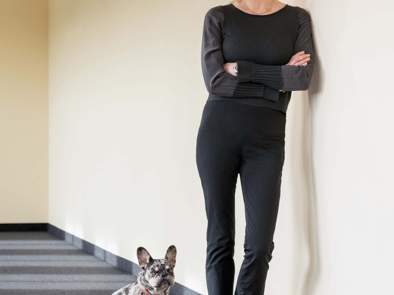 Seit eineinhalb Jahren 
weicht French-Bully-Dame Zenzi nicht von Rita Falks Seite. Im Posing sind beide längst Profis. 