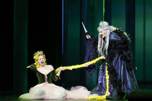 Into the Woods: Als Hexe in Stephen Sondheims Musical – hier mit Lauren Urquhart als Rapunzel – beweist Bettina Mönch Mut zur Hässlichkeit. 