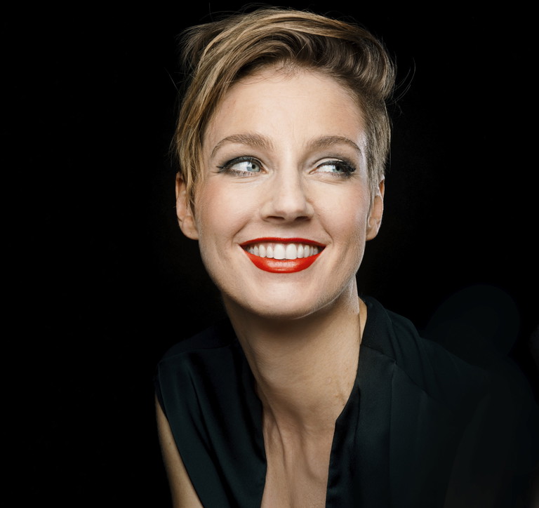 Bettina Mönch, Publikumsliebling. Sie ist eine der ganz großen Publikumsmagneten der Volksoper. Ihre „Cabaret“- Vorstellungen sind Legende. Nächste Saison wird Mönch „Follies“ zum Glänzen bringen.