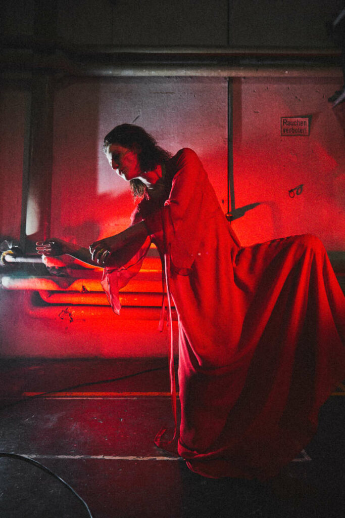 Die Schauspielerin war Feuer und Flamme beim Covershooting für die BÜHNE.