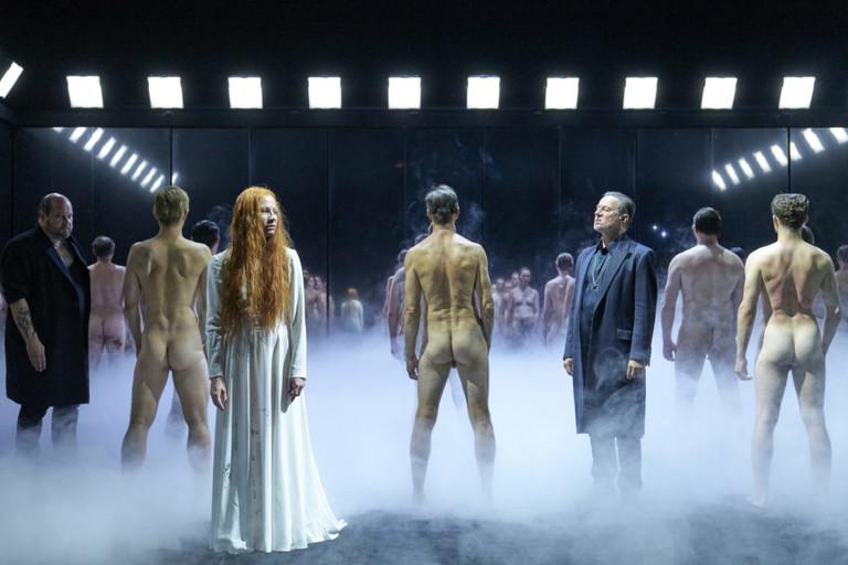 Rainer Galke, Birgit Minichmayr und Norman Hacker in „Maria Stuart".