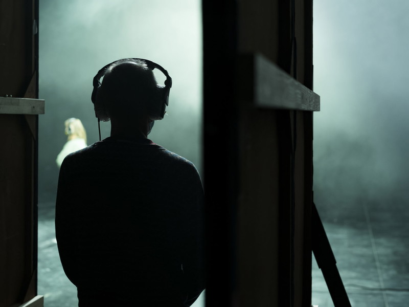 „Black Box" zerlegt die Illusionsmaschine in ihre Einzelteile, ohne dass dabei der Zauber von Theater verloren geht. 