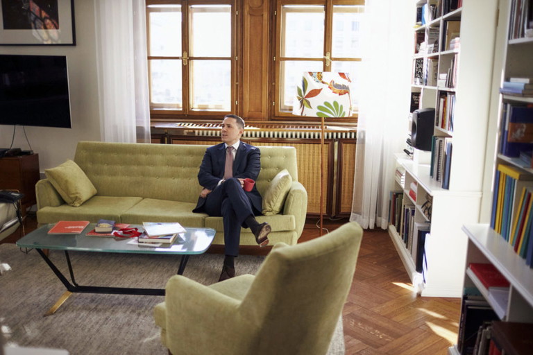 Die BÜHNE zu Besuch im Büro des Direktors. Die Einrichtung ist aus einem Vintage-Laden und secondhand. Am Tisch liegt die Partitur von ­„Werther“. Die Aussicht geht Richtung Ringstraße. 