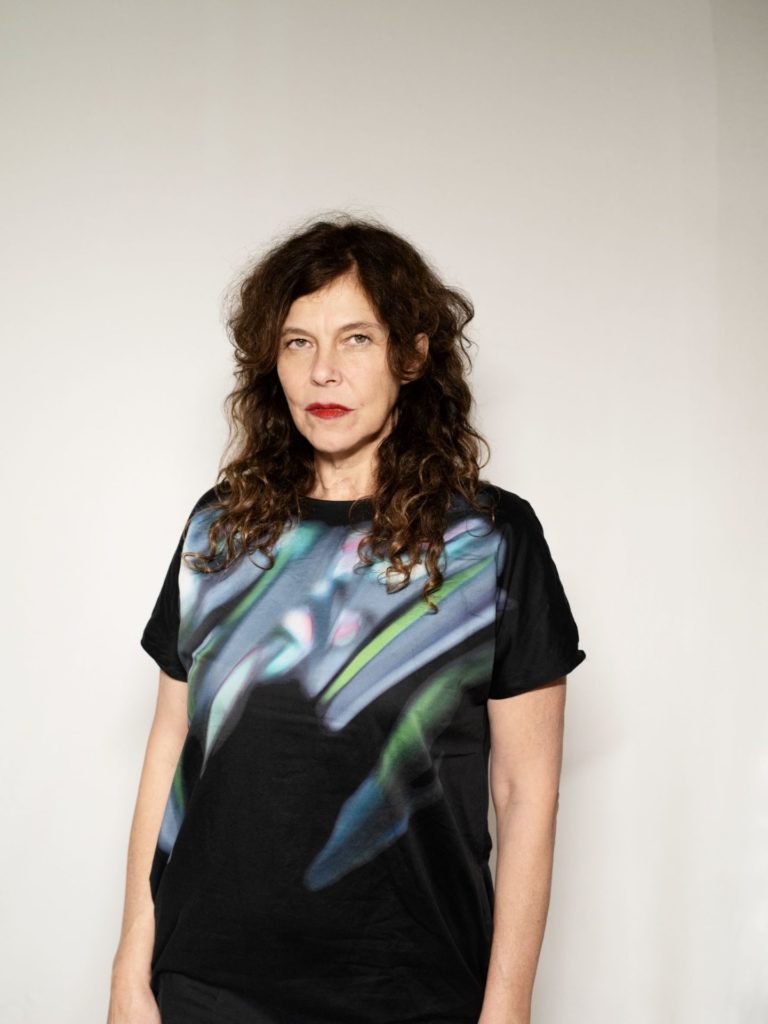 Claudia Bosse lebt in Wien und Berlin, ist Regisseurin, Choreografin, Künstlerin und leitet die transdisziplinäre Konstellation theatercombinat.