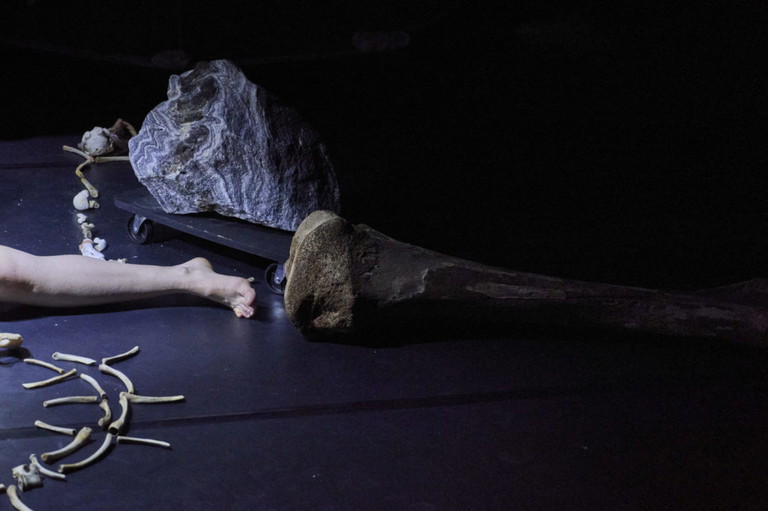 „Bones and Stones“ lotet die Gemeinsamkeiten von  Steinen und Knochen aus. 