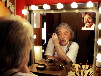 Bernhard Paul, 77 hat mit seinem Circus Roncalli ein Kreativ-Imperium geschaffen, das nicht nur Zirkus, sondern auch Shows, Weihnachtsmärkte und Theater umfasst. Er inszenierte Opern und am Theater. Paul wurde in Österreich und Deutschland mehrfach ausgezeichnet – auch als Professor. Von 11. September bis 6. Oktober ist Roncalli in Wien, danach in Innsbruck und Graz.