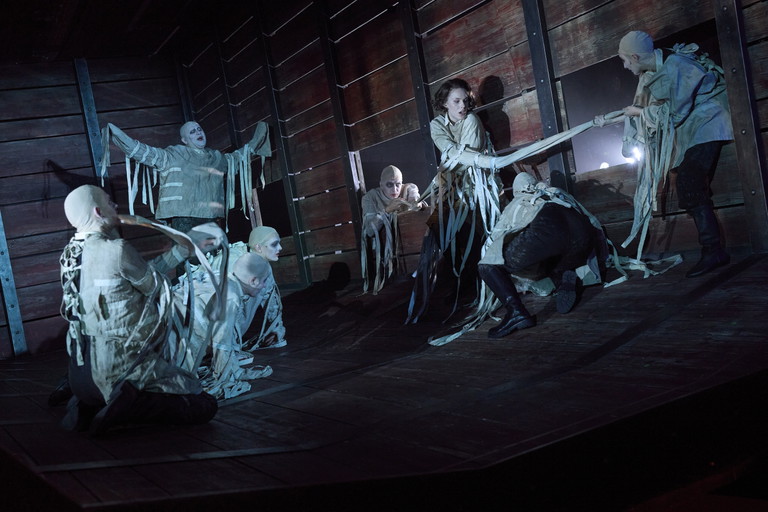 Emily Mrosek (Ruth Maier) und Ensemble