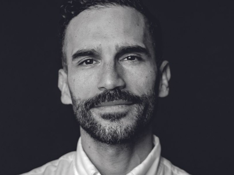 Bryan Arias: Tanzausbildung an der LaGuardia High School. Engagements u. a.: Nederlands Dans Theater, Paul Taylor Company, Ballett Zürich. Prägende Zusammenarbeiten mit Jiří Kylián, Crystal Pite und Ohad Naharin. Er ist Gründer der ARIAS Company und gewann 2020 den deutschen Theaterpreis „Der Faust“. 