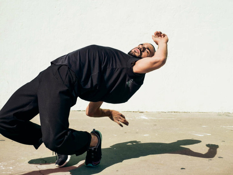 Moderner Magier. Bryan Arias absolvierte eine klassische Ballettausbildung, ist aber von Hip-Hop, Breakdance, Salsa und Merengue beeinflusst. Er arbeitet international als Choreograf und lebt in Basel. 