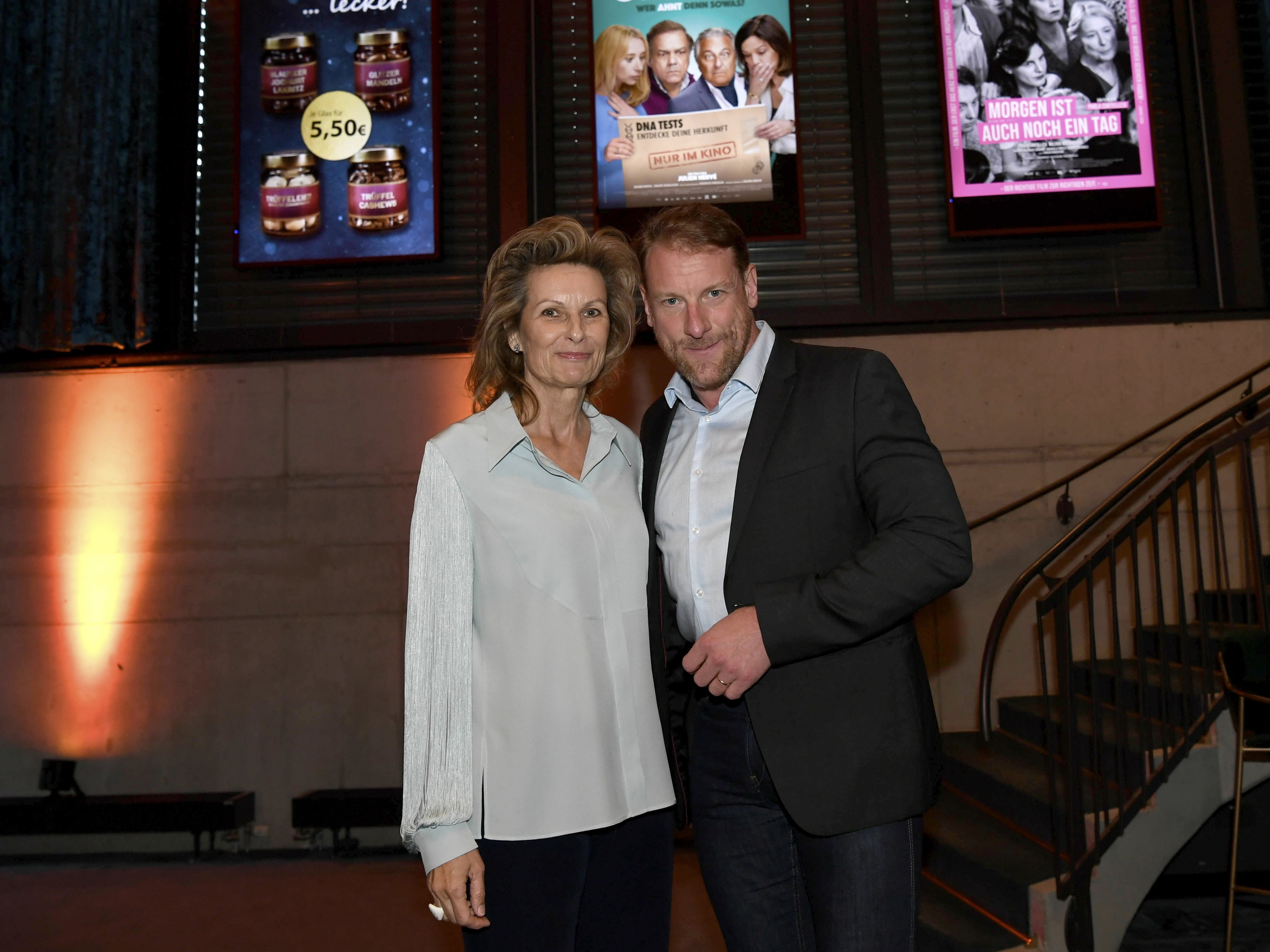 Regisseurin Astrid Bscher und Sänger Günther Groissböck bei der Filmpremiere von „Ich leb‘ allein in meinem Himmel“ in München.