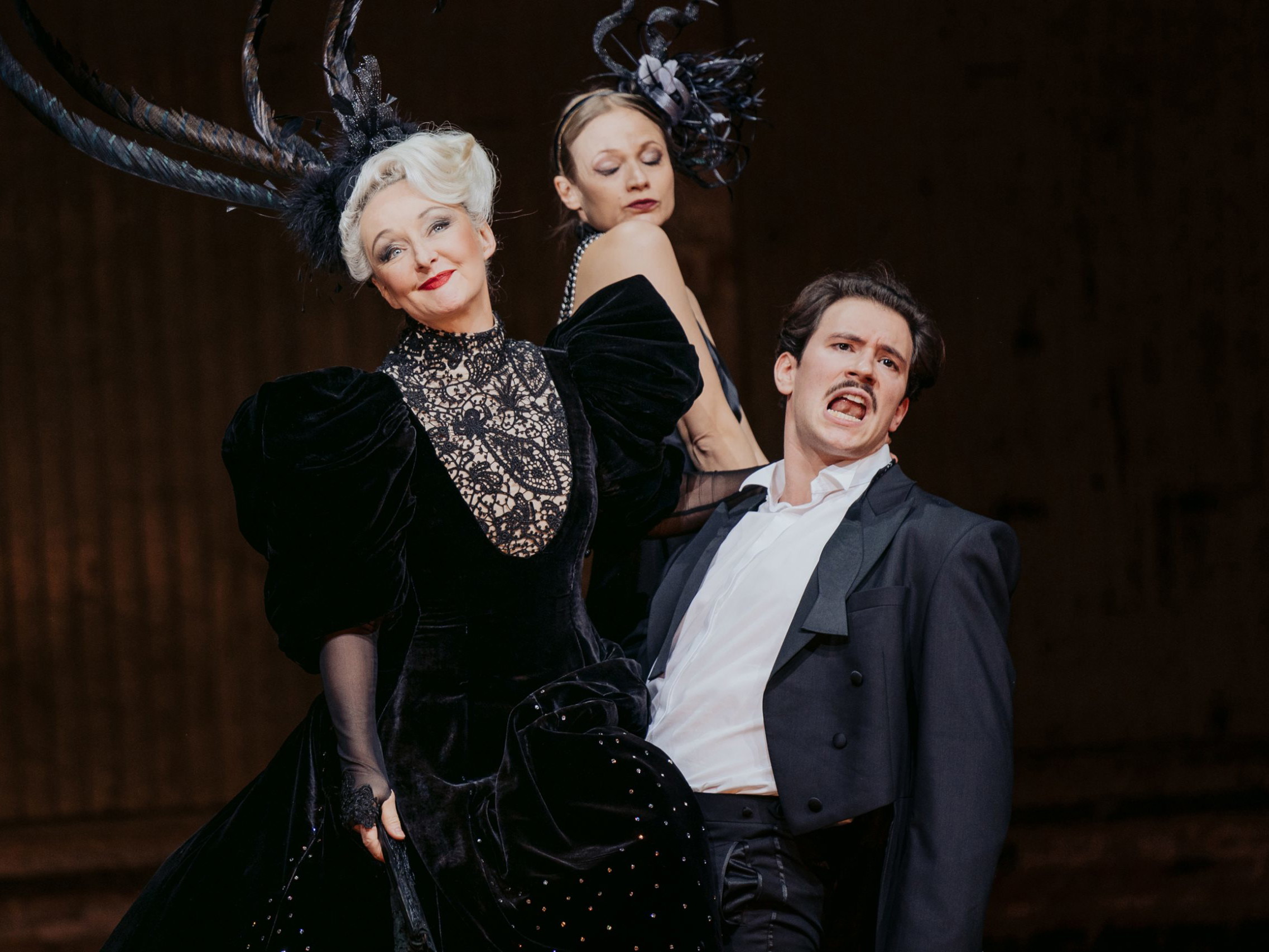 Regina Fritsch, Mavie Hörbiger und Tim Werths in „Bunbury“ im Akademietheater.
