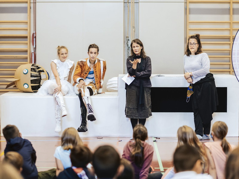 Mit einigen Produktionen – wie hier mit „Der Zinnsoldat und die Papiertänzerin“ – ist das Burgtheaterstudio auch mobil unterwegs. 