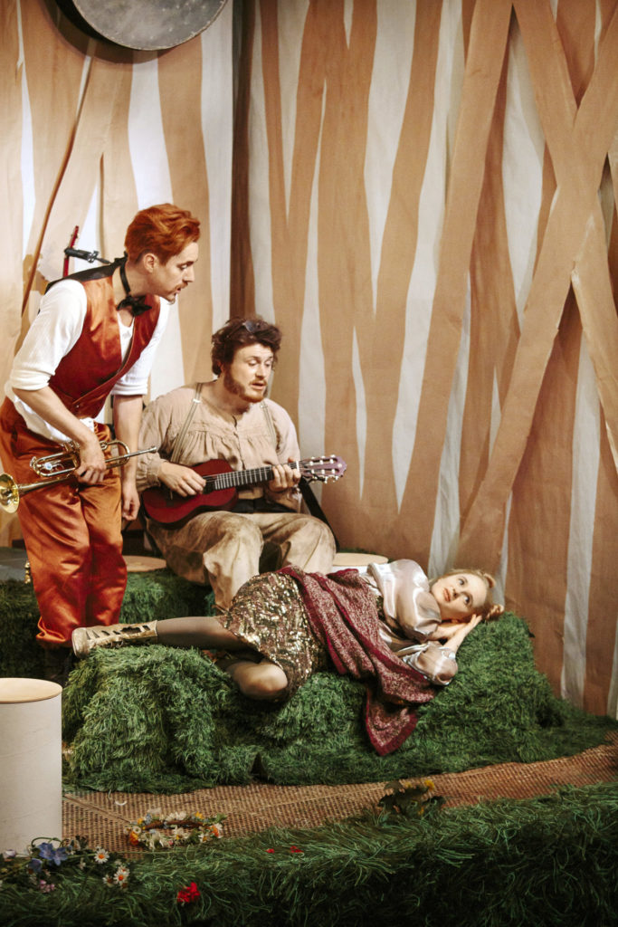 Max Gindorff, Lukas Haas und Maresi Riegner in Anja Sczilinskis Inszenierung von „Nur ein Tag“ im Vestibül.