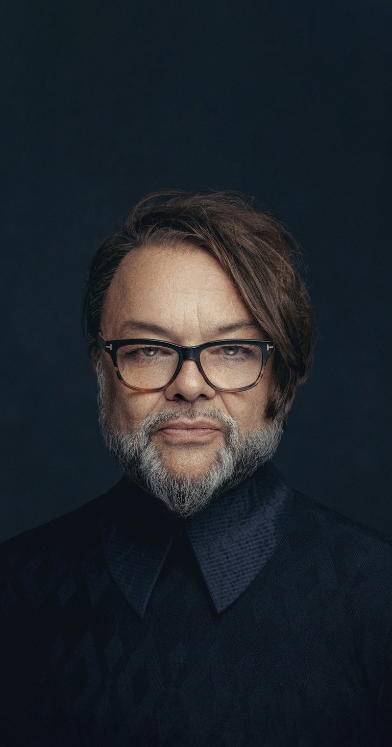 Alfred Mayerhofer absolvierte eine Tourismusschule, war Garderobier am Theater in der Josefstadt, studierte unter anderem bei Annemarie Bönsch und etablierte sich europaweit als Kostümbildner für Theater, Oper und Film. Er arbeitete zum Beispiel mit Barrie Kosky, Lydia Steier, Barbara Albert, David Schalko, Josef  E. Köpplinger, Stephanie Mohr und Joseph Vilsmaier. Zuletzt stattete er in der Volksoper die Uraufführung von Ella Milch-Sheriffs Oper „Alma“ aus.