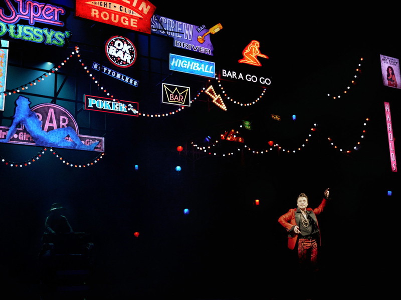 Christian Rey Marbella als Engineer im Musical „Miss Saigon“. Er hat diese Rolle – die als einzige in dem Stück die vierte Wand durchbricht – bereits in London und den USA gespielt.