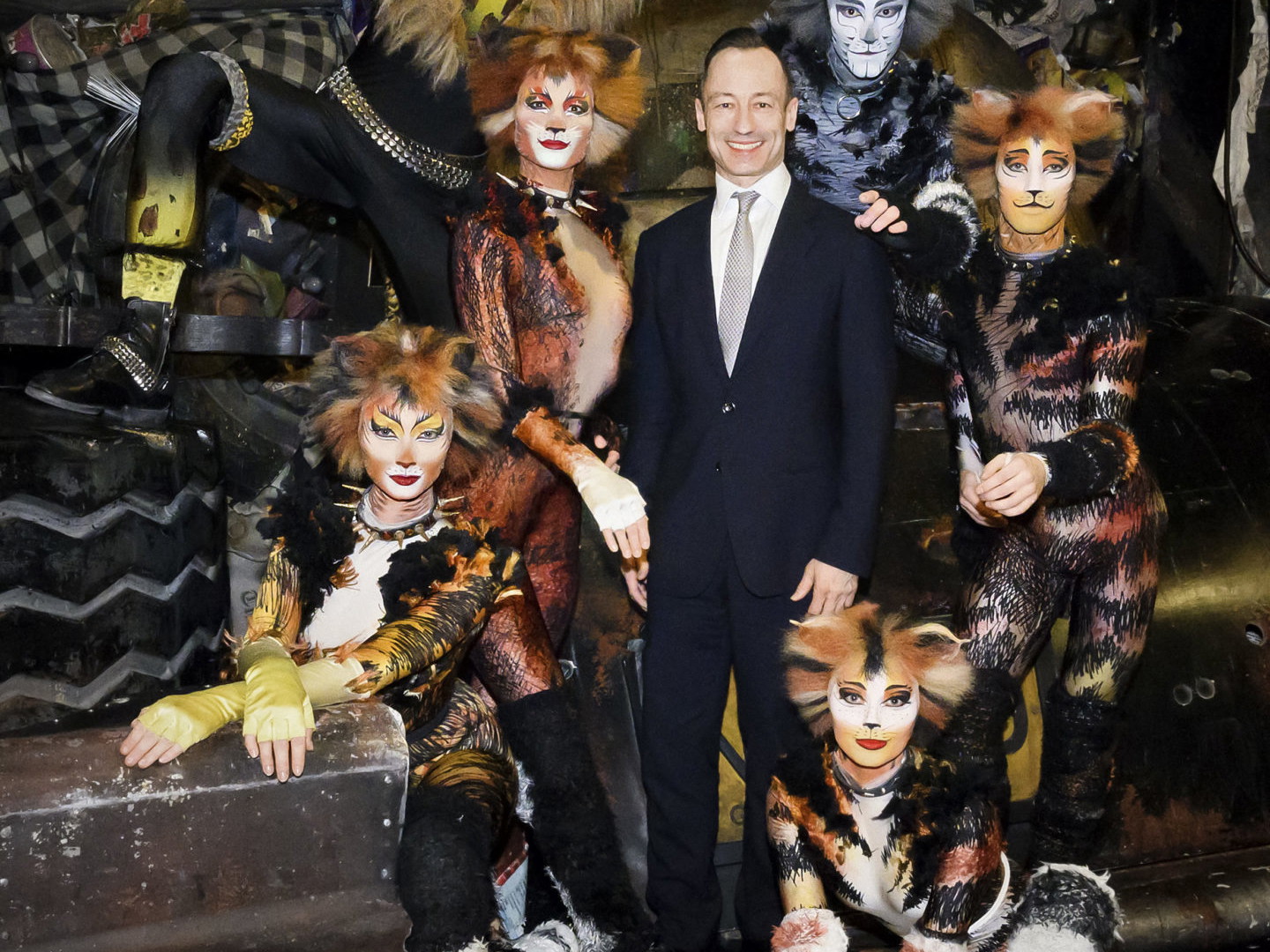 Der Herr der Katzen: Intendant Christian Struppeck und die Samtpfoten ­seines „Cats“-Ensembles im Wiener Ronacher.