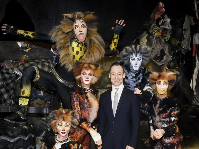 Der Herr der Katzen: Intendant Christian Struppeck und die Samtpfoten ­seines „Cats“-Ensembles im Wiener Ronacher.