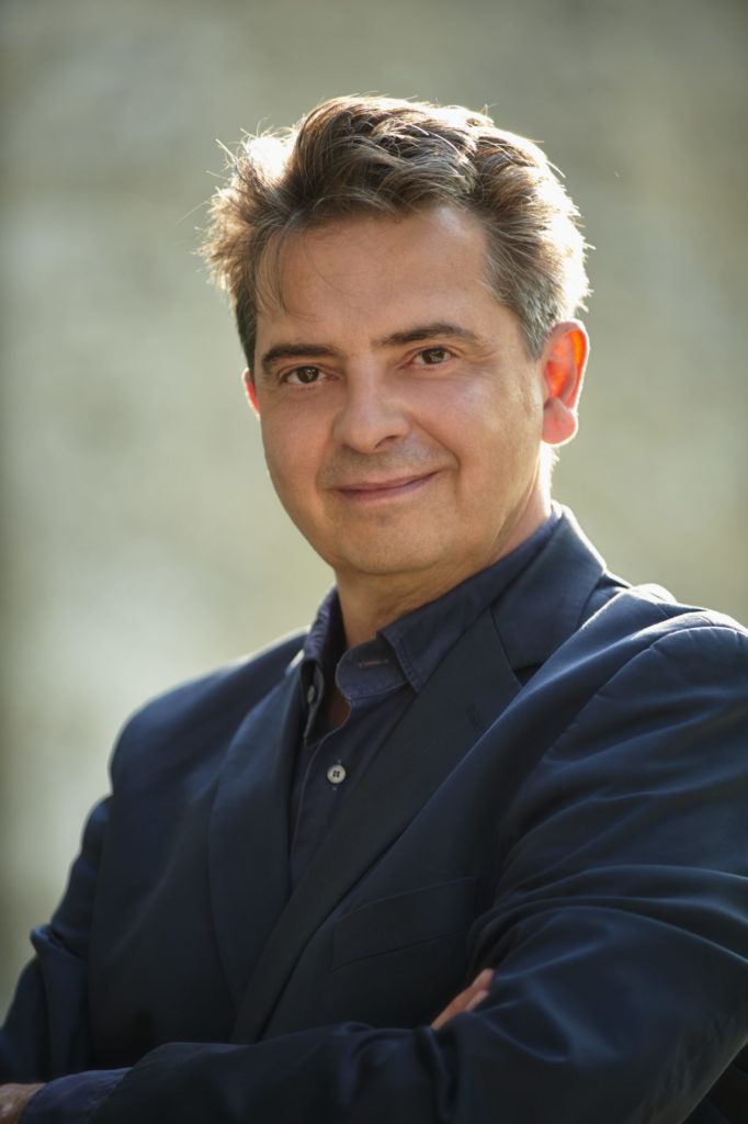 Zur Person: Christoph Wagner-Trenkwitz ist Dramaturg, Musikwissenschafter, Buchautor und legendärer Opernball-Kommentator. Er war Intendant in Haag und ist seit 2009 Chefdramaturg an der Volksoper in Wien. Für die Bühne schreibt er monatlich eine Kolumne.