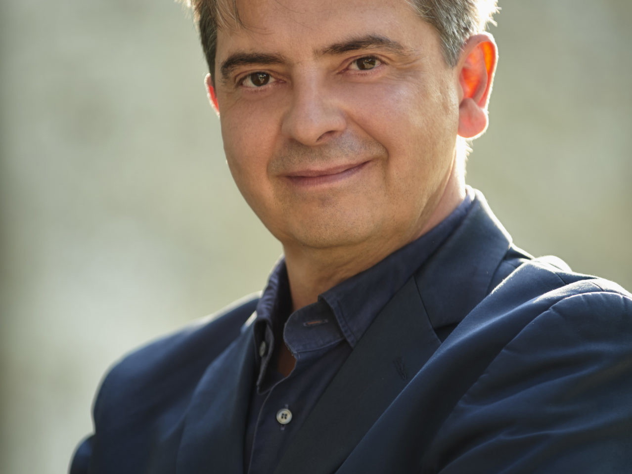 Zur Person: Christoph Wagner-Trenkwitz ist Dramaturg, Musikwissenschafter, Buchautor und legendärer Opernball-Kommentator. Er war Intendant in Haag und ist seit 2009 Chefdramaturg an der Volksoper in Wien. Für die Bühne schreibt er monatlich eine Kolumne.