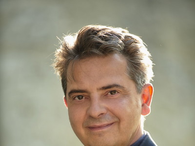 Zur Person: Christoph Wagner-Trenkwitz ist Dramaturg, Musikwissenschafter, Buchautor und legendärer Opernball-Kommentator. Er war Intendant in Haag und ist seit 2009 Chefdramaturg an der Volksoper in Wien. Für die Bühne schreibt er monatlich eine Kolumne.