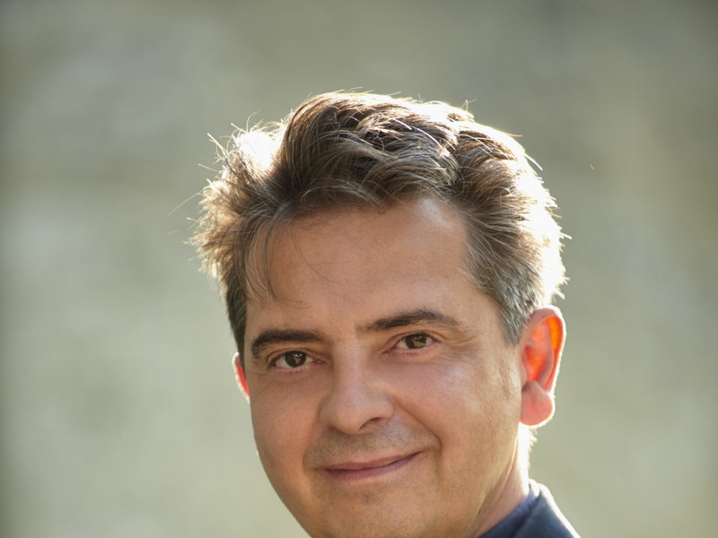 Zur Person: Christoph Wagner-Trenkwitz ist Dramaturg, Musikwissenschafter, Buchautor und legendärer Opernball-Kommentator. Er war Intendant in Haag und ist seit 2009 Chefdramaturg an der Volksoper in Wien. Für die Bühne schreibt er monatlich eine Kolumne.