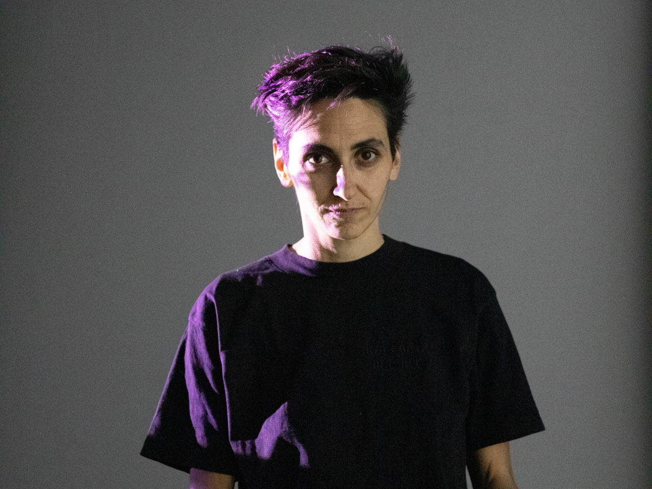 Stefanie Sourial arbeitet als Performancekünstlerin und Regisseurin in Wien, London und Bristol und unterrichtet an der Akademie der bildenden Künste Wien