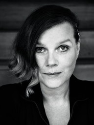 Claudia Bauer im wilden Garten des Ernst Jandl