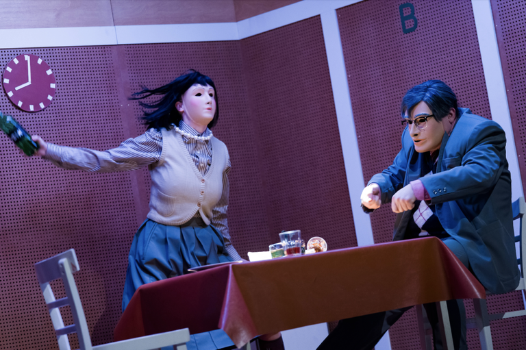 Bettina Lieder und Samouil Stoyanov in „humanistää!" im Volkstheater. 