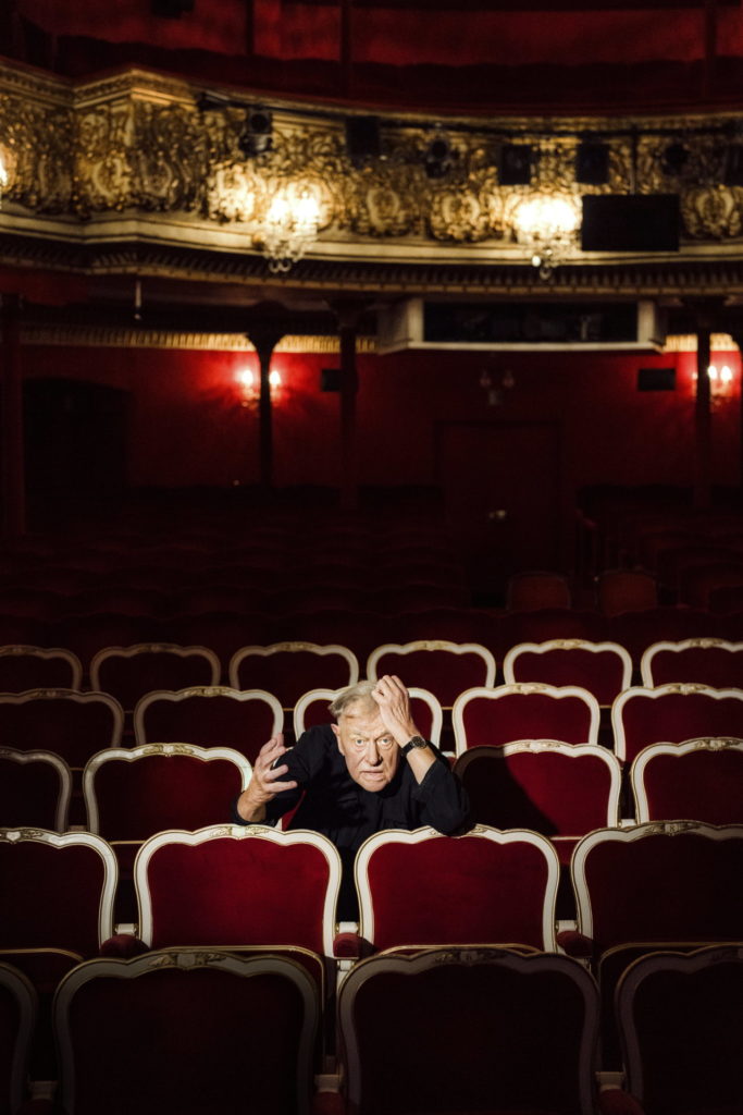 Claus Peymann grübelnd zwischen den Reihen im Theater in der Josefstadt.