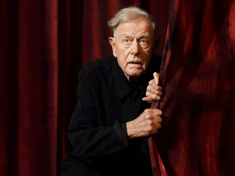 Er will nur spielen.
Claus Peymann und der Vorhang im Theater
in der Josefstadt.