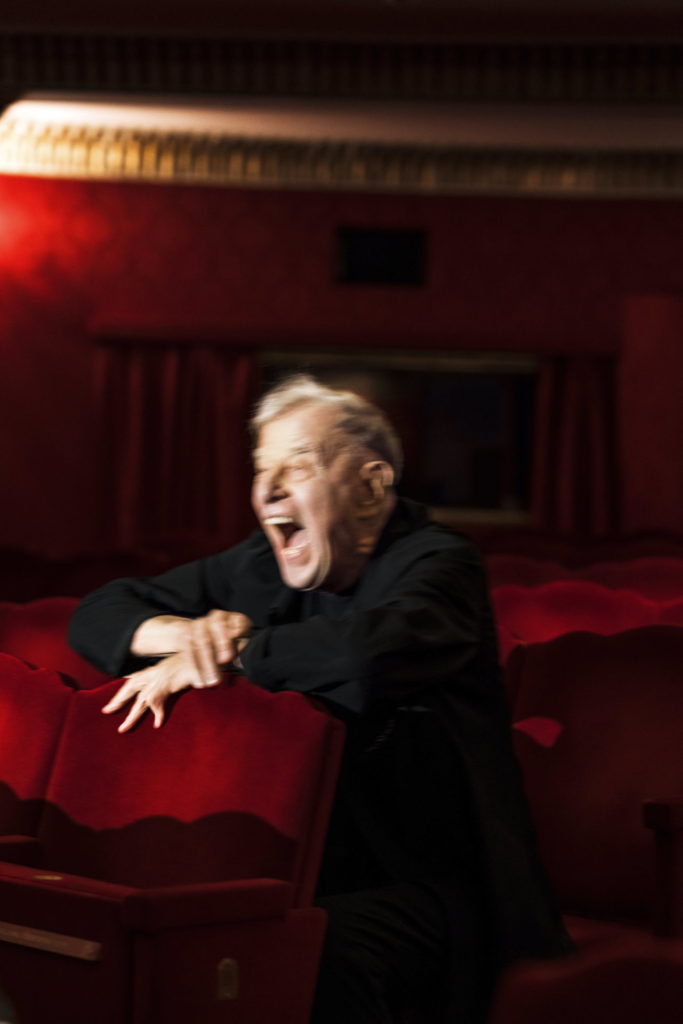 Aufschrei aus einer der letzten Reihen. Claus Peymann und wie er mit unserem Fotografen David Payr spielt. Gerade eben haben wir mit Peymann über Wutanfälle am Theater gesprochen: „Ich habe alle möglichen Menschen angeschrien, aber niemals Schauspieler.“