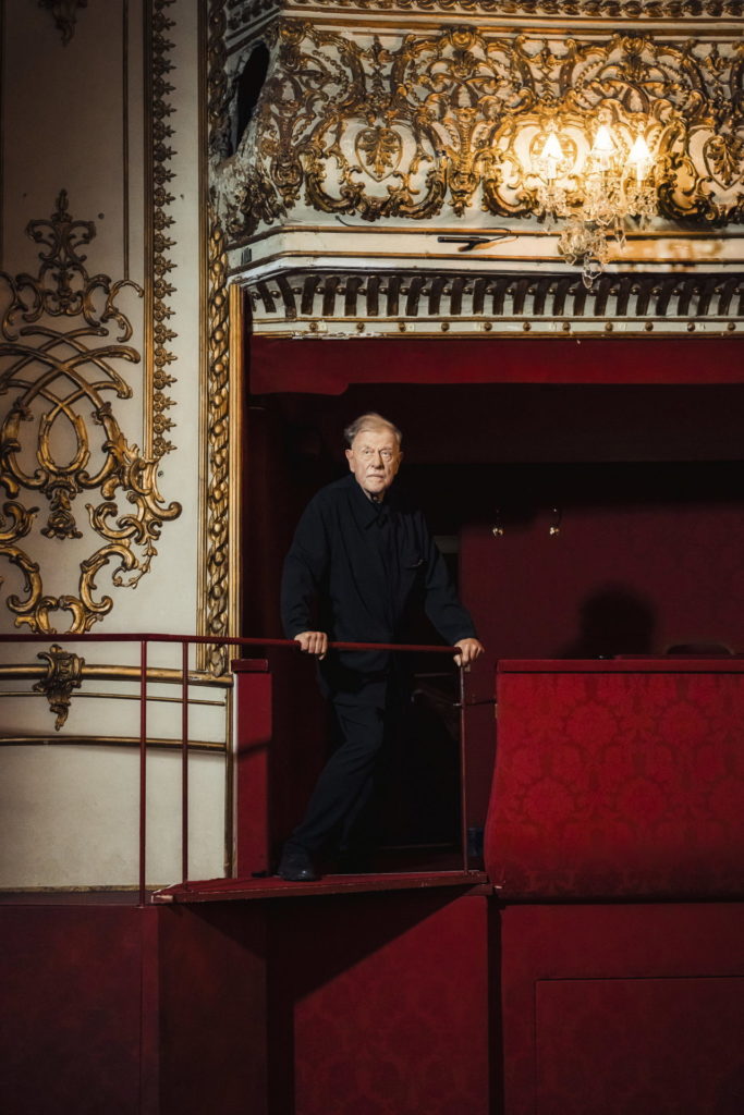 „Die Kraft des Theaters geht nicht über Licht und Lautsprecher – sie geht über die Seele und die menschliche Stimme.“ Claus Peymann