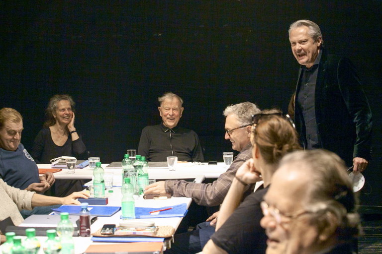 Josefstadt-Direktor Herbert Föttinger kommt als Gast bei der Leseprobe vorbei.