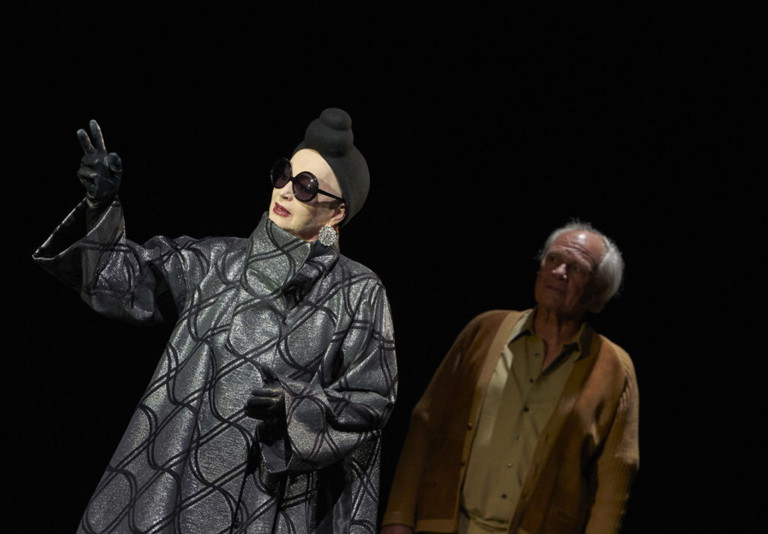 Andrea Jonasson als Claire Zachanassian und Michael König in der Rolle des Alfred Ill am Theater in der Josefstadt