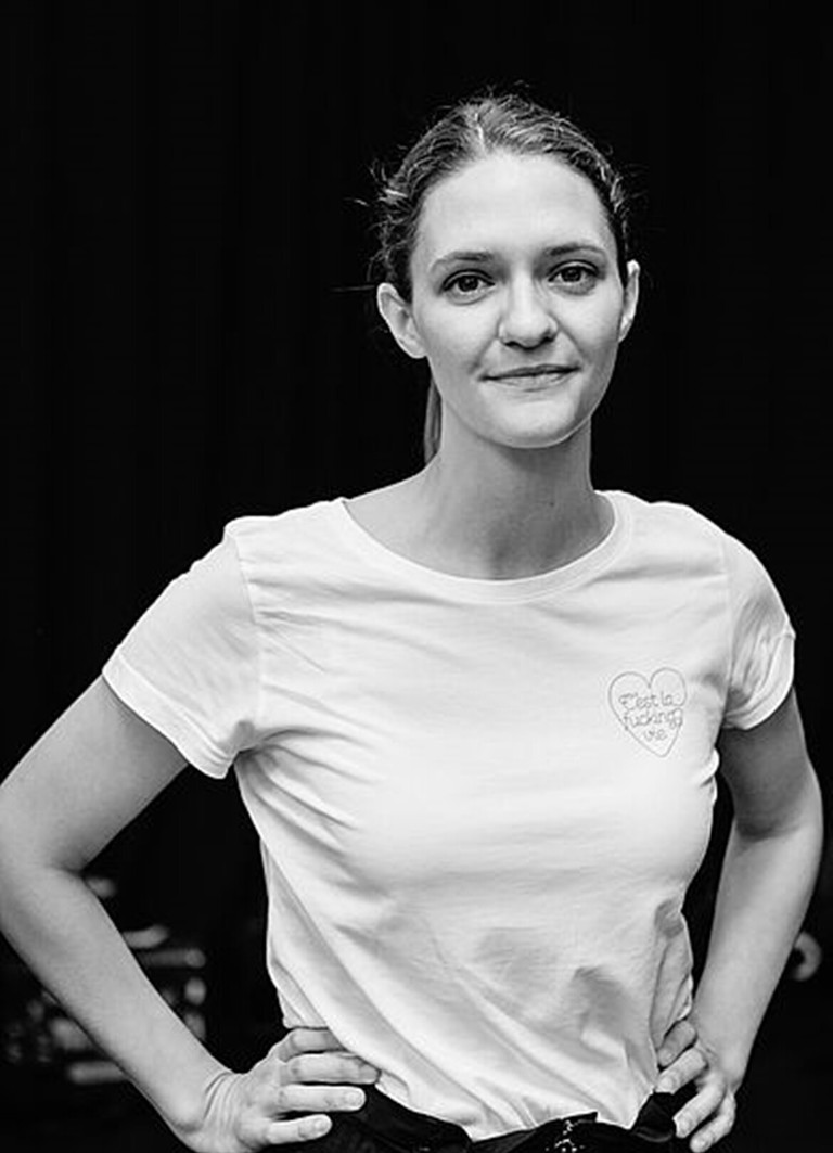 Anna Bernreitner studierte Musiktheaterregie an der Universität für Musik und darstellende Kunst Wien. 2011 gründete sie die Künstlergruppe OPER RUND UM. In den vergangenen Jahren inszenierte sie im öffentlichen Raum, an ungewöhnlichen Orten und in traditionellen Opernhäusern. In der Spielzeit 2025/2026 wird sie außerdem ihr Regiedebüt am Opernhaus Zürich geben.