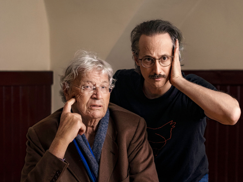 Kollegen, die einander mögen. Gerhard Polt und Michael Ostrowski in seriöser Pose beim Fototermin im Oswald & Kalb. Die beiden haben schon öfter gemeinsam gedreht und sind demnächst auch zu sehen im Kinofilm „Der Onkel – The Hawk“.