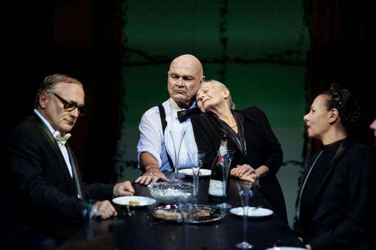 Der deutsche Mittagstisch.Thomas Bernhards Dramolette in der Regie von Claus Peymann war zuletzt in der Josefstadt ein schauspielerischer Höhepunkt: mit Bernhard Schir, Michael König, Lore Stefanek und Sandra Cervik 