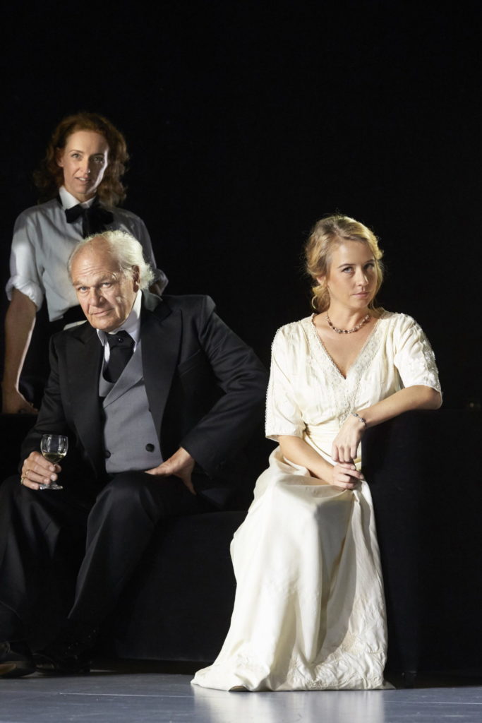Die Strudlhofstiege. Die Dramatisierung des Romans von Heimito von Doderer eröffnete 2019 die Josefstadt-Saison. Michael König mit Silvia Meisterle 