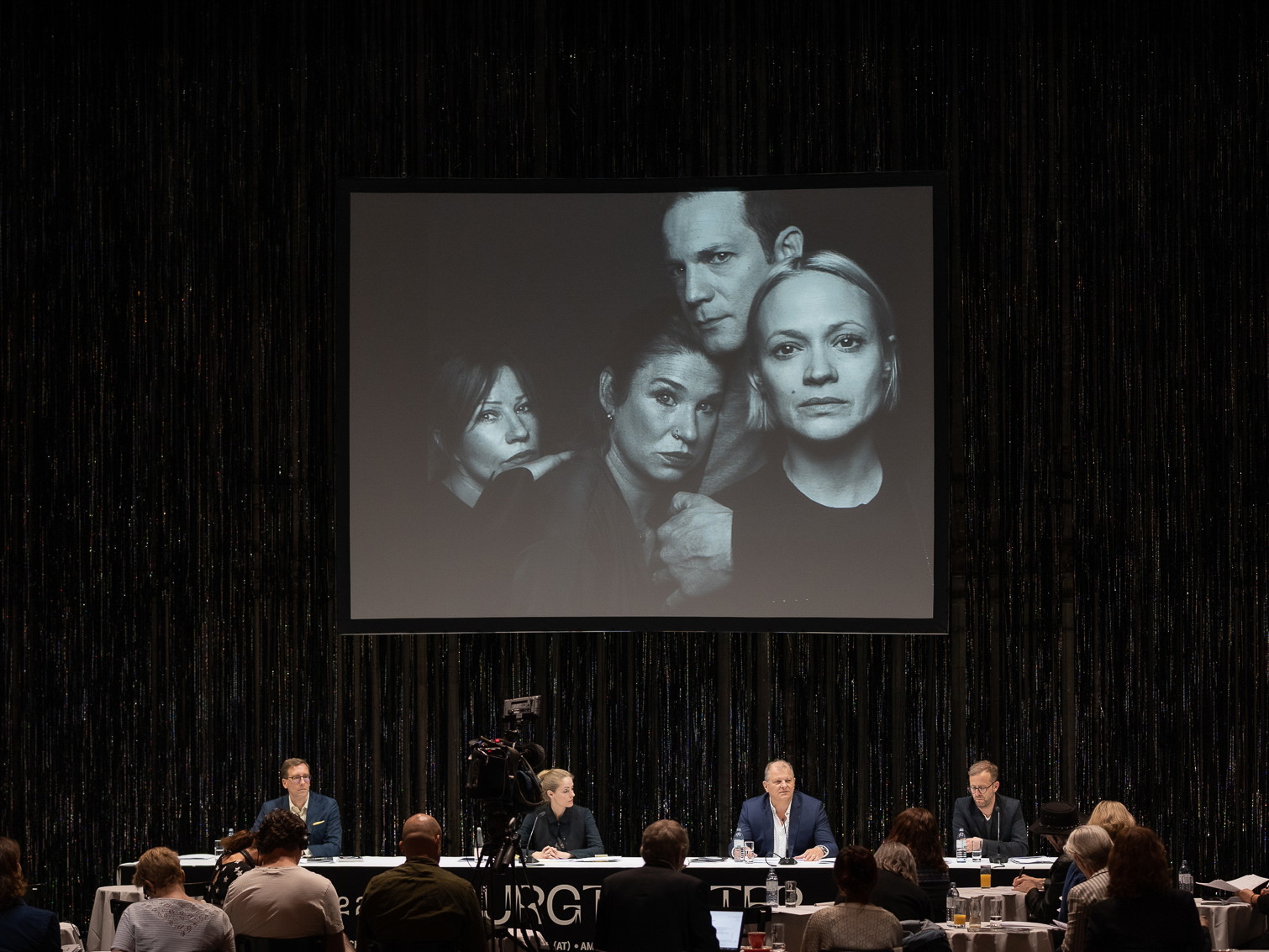 Robert Beutler, Alexandra Althoff, Martin Kušej und Andreas Karlaganis bei der Präsentation der Spielzeit 2022/23. Im Hintergrund: Ein Foto von Sergi Pons.