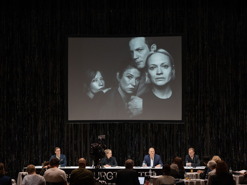Robert Beutler, Alexandra Althoff, Martin Kušej und Andreas Karlaganis bei der Präsentation der Spielzeit 2022/23. Im Hintergrund: Ein Foto von Sergi Pons.