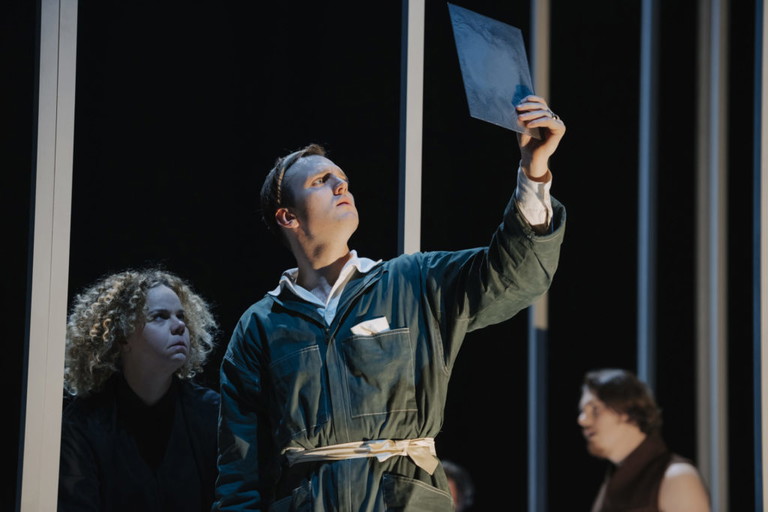 Jan Bülow  Viktoria Frick (Henry Bolingbroke) in Johan Simons Inszenierung von Shakespeares Richard II. am Burgtheater.