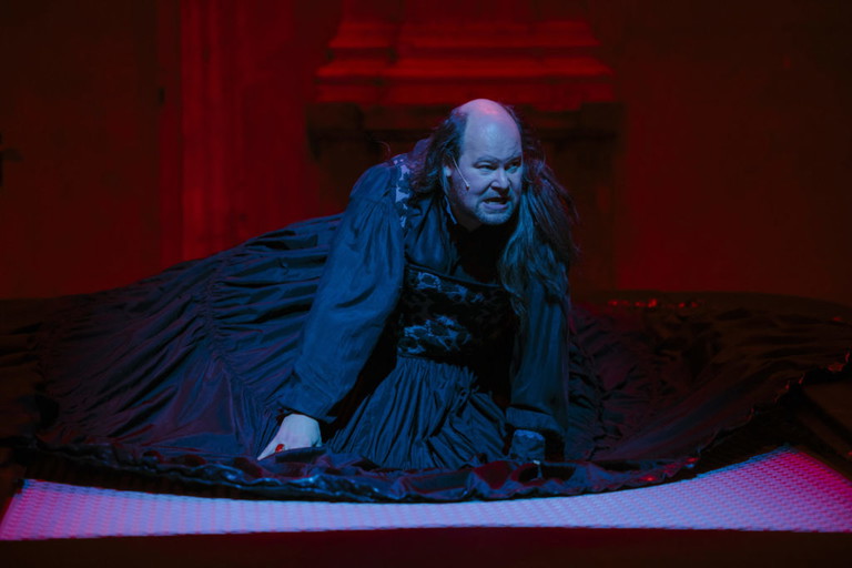Burgtheater-Ensemblemitglied Rainer Galke in „Das flüssige Land“ im Kasino am Schwarzenbergplatz. 