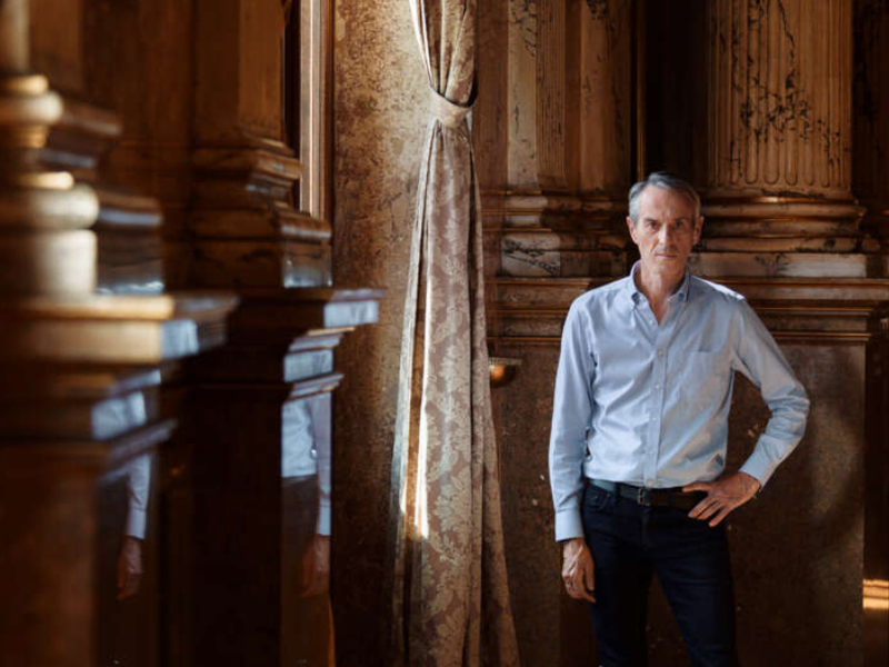 Der gebürtige Belgier ist seit 2001 Künstlerischer Leiter des Internationaal Theater Amsterdam. Seine Theater- und Operninszenierungen sind auf der ganzen Welt zu sehen. Ivo van Hove hat viele internationale Auszeichnungen erhalten, darunter zwei Tony Awards und zwei Olivier Awards. Nach einigen gefeierten Gastspielen bei den Wiener Festwochen inszeniert er nun zum ersten Mal ein Stück auf einer Wiener Bühne. 