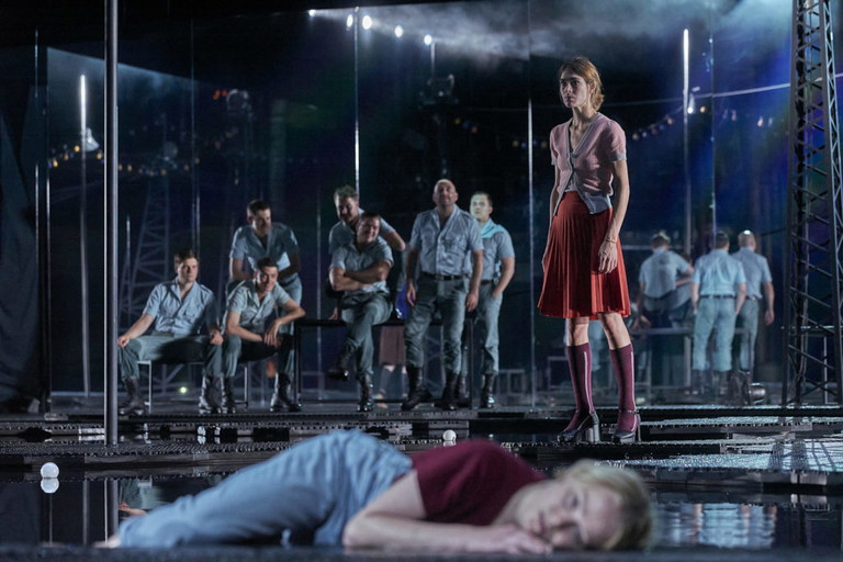 Probenfoto von „Ingolstadt“. Im Vordergrund: Marie Luise Stockinger, dahinter Dagna Litzenberger Vinet und Ensemble.