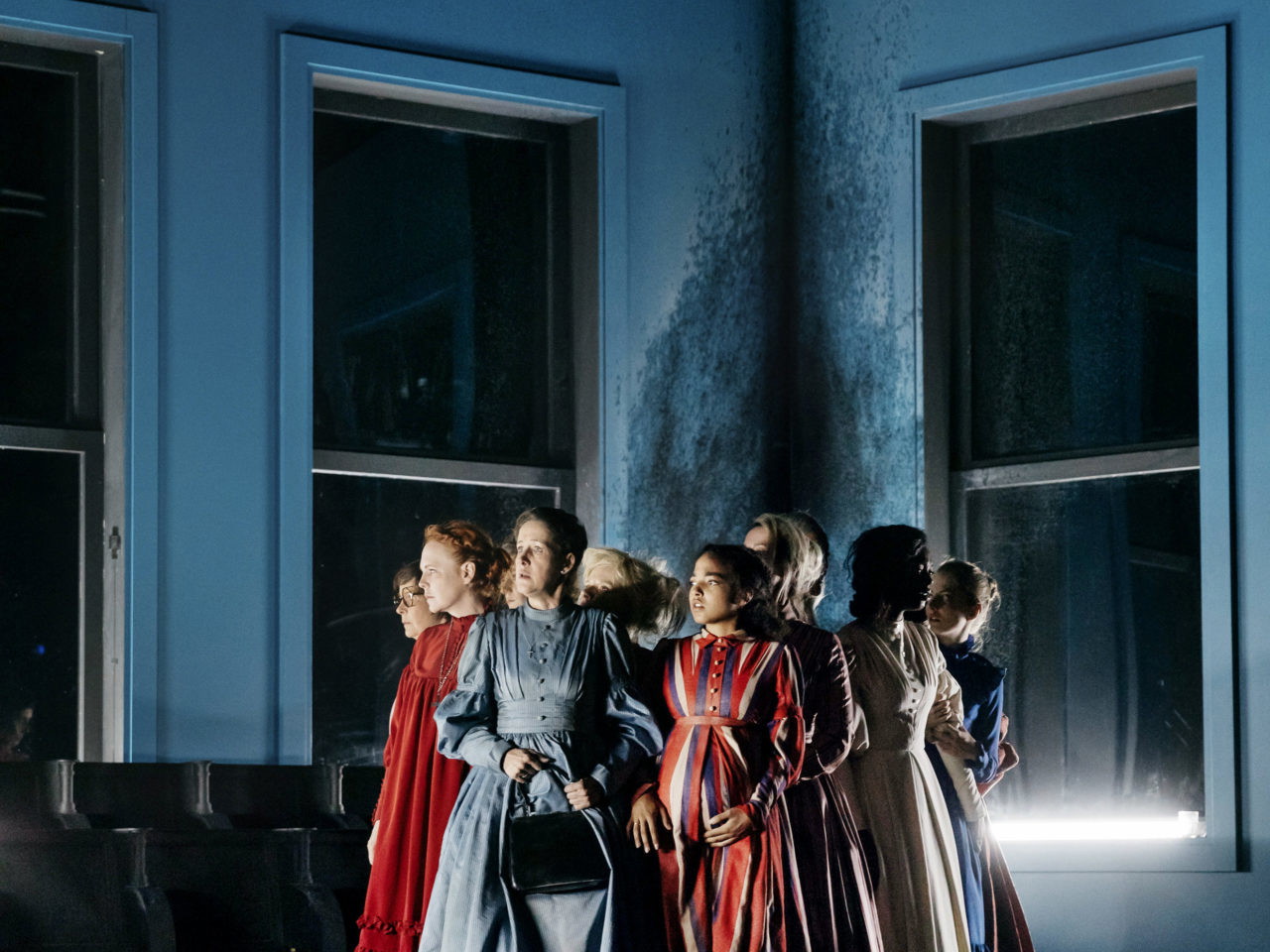 Die deutschsprachige Erstaufführung von Lucy Kirkwoods „Das Himmelszelt" fand im Herbst 2020 im Burgtheater statt.
