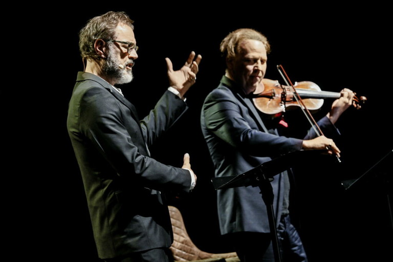 Daniel Hope, 50 Geboren in Südafrika, aufgewachsen in England, begann er mit vier Jahren, Geige zu spielen und war mit sechs Jahren in der Yehudi Menuhin School. Hope war Teil des Beaux Arts Trios, er hat Bücher 