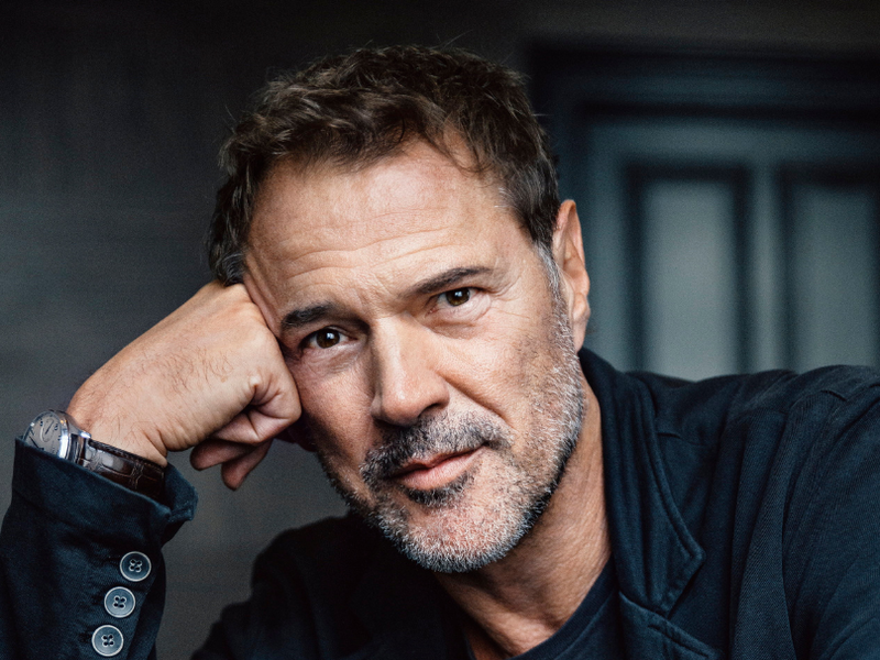 SebastianKoch, 61. Er ist einer der erfolgreichsten Kino- und TV-Schauspieler im deutschsprachigen Raum und arbeitete mit Steven Spielberg, Ridley Scott, Costa-Gavras, Bruce Willis, Klaus Maria Brandauer, Diane Kruger, Liam Neeson und Tom Hanks. Er war für den Emmy nominiert, erhielt den Grimme-Preis u. v. m. Koch lebt in Berlin und hat zwei Kinder. 