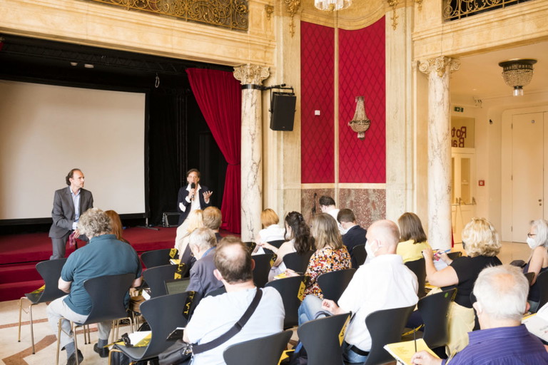 Der kaufmännische Direktor Cay Stefan Urbanek ?sentierten die neue Spielzeit in der Roten Bar des Wiener Volkstheaters.